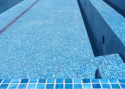 tiling a swimming pool